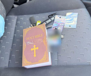 W skrytce przypominającej książkę z napisem „Holy Bible” znajdował się zamykany na klucz schowek, w którym ujawniono narkotyki