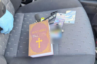 W skrytce przypominającej książkę z napisem „Holy Bible” znajdował się zamykany na klucz schowek, w którym ujawniono narkotyki