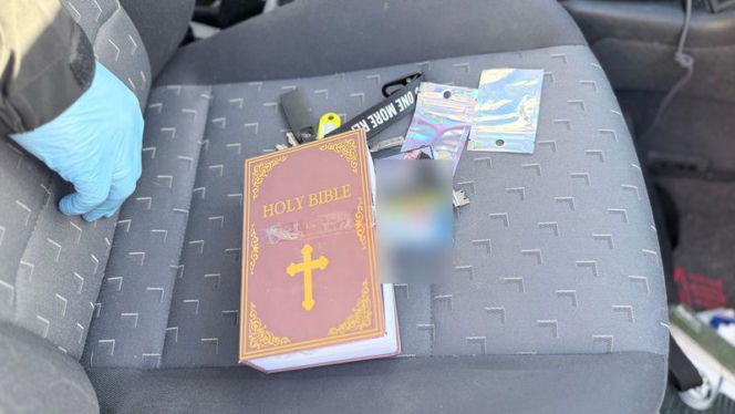 W skrytce przypominającej książkę z napisem „Holy Bible” znajdował się zamykany na klucz schowek, w którym ujawniono narkotyki