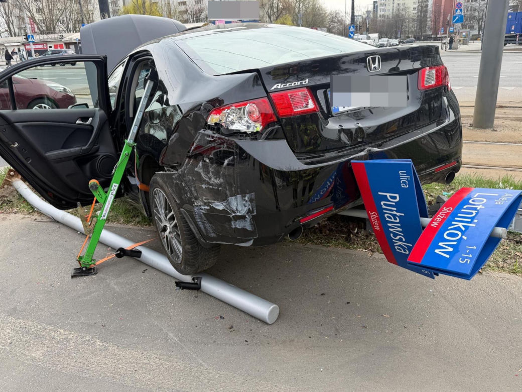 Zderzenie tramwaju z samochodem na Puławskiej, jedna osoba w szpitalu