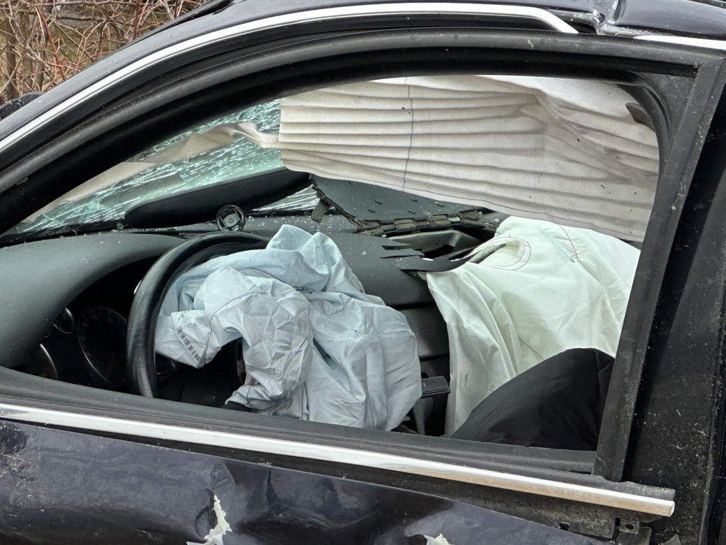Totalna masakra w Dobrej Woli. Po uderzeniu w drzewo auto złamało się w pół. Kierowca miał dużo szczęścia