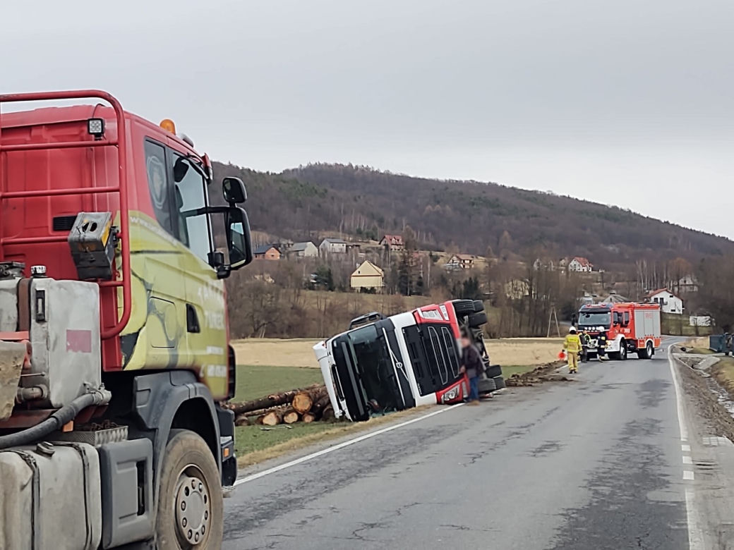 Łęki. Ciężarówka z drewnem wylądowała na boku. Ucierpiał kierowca