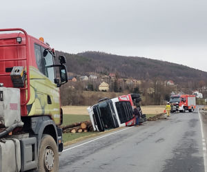 Łęki. Ciężarówka z drewnem wylądowała na boku. Ucierpiał kierowca