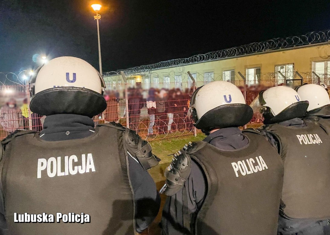 Bunt w strzeżonym ośrodku dla cudzoziemców w Wędrzynie 25.11.2021