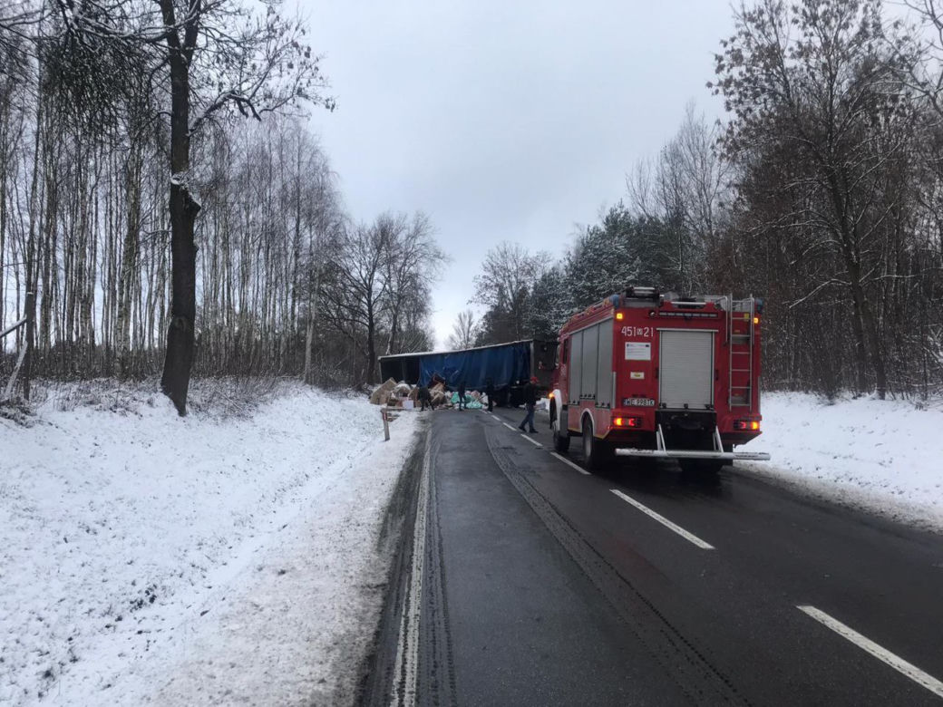 Wierzchy. Ciężarówka wpadła w poślizg i skończyła w rowie. Zgubiła swój ładunek