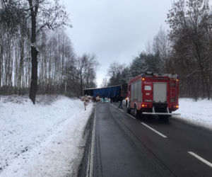 Wierzchy. Ciężarówka wpadła w poślizg i skończyła w rowie. Zgubiła swój ładunek