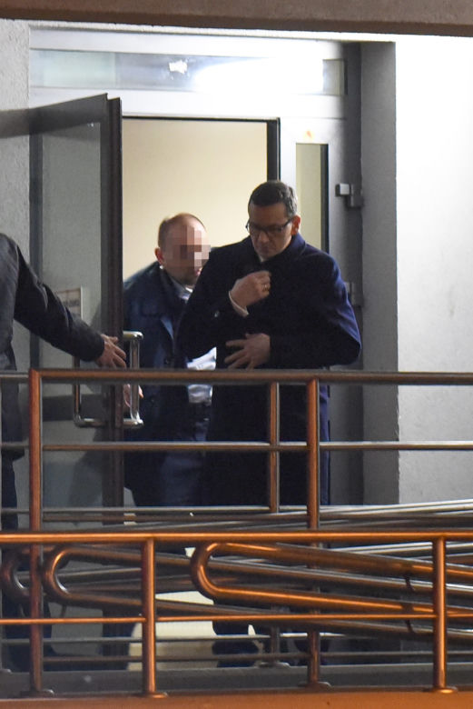 Premier Morawiecki czuwa przy ojcu Kornelu