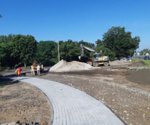 Budowa ścieżki rowerowej w ciągu Szosy Bydgoskiej na finiszu. Tak wyglądają prace w Toruniu