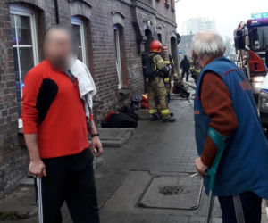 Potężny pożar w Rudzie Śląskiej. Policjanci wytargali z płomieni starszego mężczyznę!