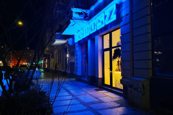 Neon "Tomasz" na ul. Rayskiego odzyskał dawny blask