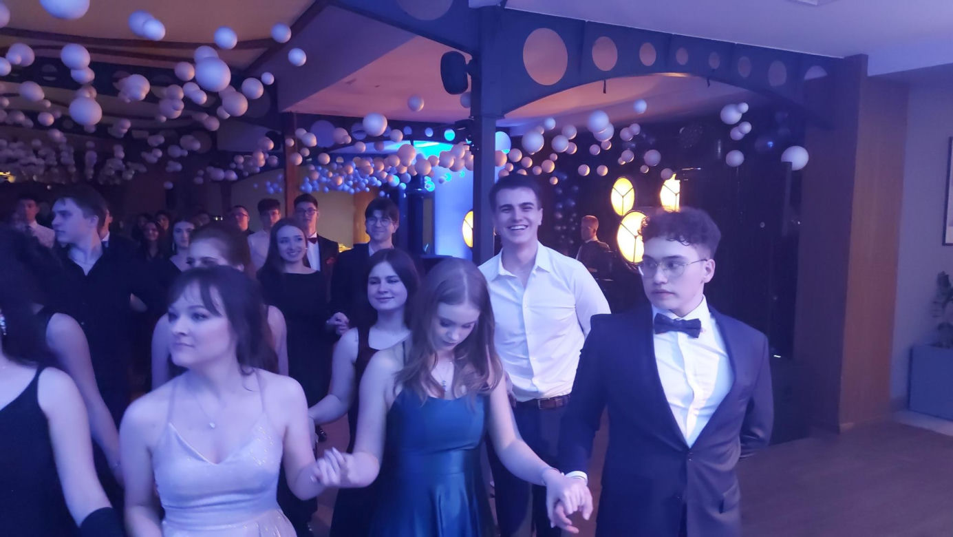Studniówka XII Liceum Ogólnokształcącego w Olsztynie. Tak bawili się maturzyści. Zobacz zdjęcia!