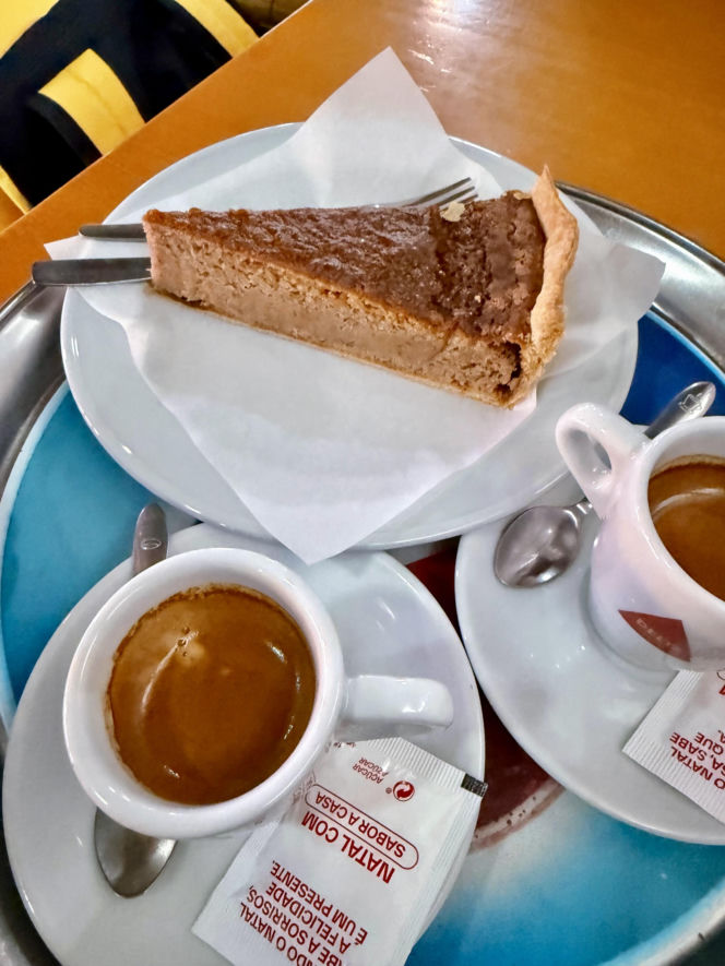 Kasztanowa tarta w Curral das Freiras Bakery e Patisseire. 