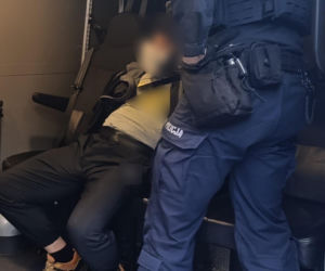 Krzyczał i straszył ludzi przy jednym ze sklepów. Prosił się o zatrzymanie