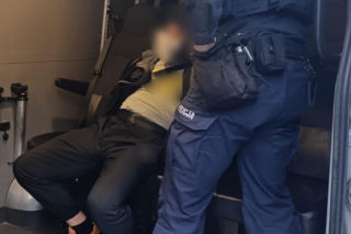 Krzyczał i straszył ludzi przy jednym ze sklepów. Prosił się o zatrzymanie
