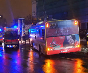 Autobus miejski uderzył w słup