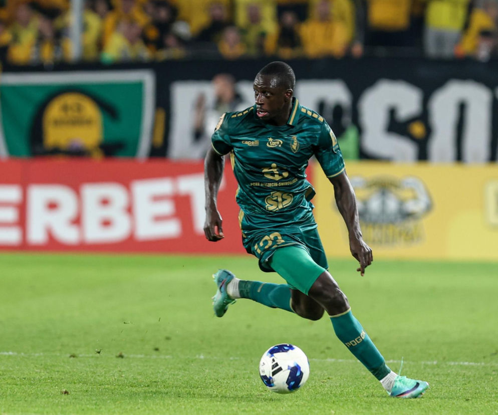 Benjamin Mendy w zielonym stroju Pogoni Szczecin biegnie z piłką po boisku. O jego formie przeczytasz na SE Supersport.
