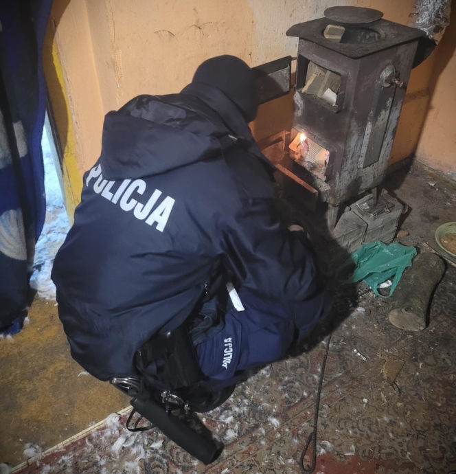 Drzwi pokrył szron, w budynku wyziębiony 30-latek. Uratował go anonimowy telefon do służb