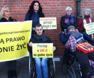 Rodzice niepełnosprawnych od urodzenia protestowali w Toruniu