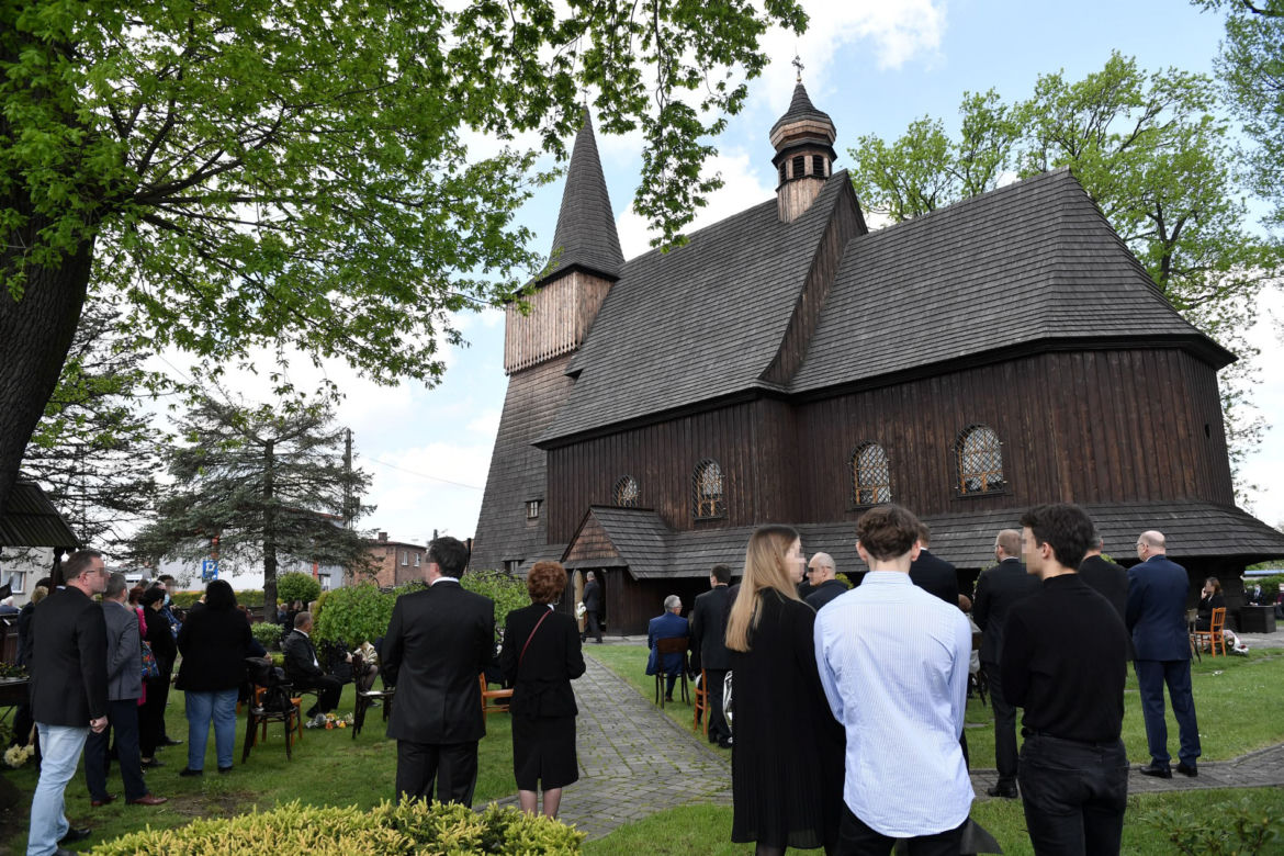 Pogrzeb prof. Leszka Miszczyka. Grób wybitnego lekarza utonął w kwiatach 