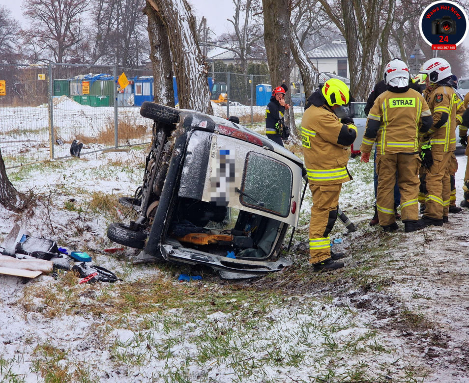Makabryczny wypadek pod Warszawą. Osobówka dachowała na łuku drogi. Jedna osoba ranna