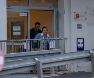 Olga Frycz wychodzi z dzieckiem ze szpitala