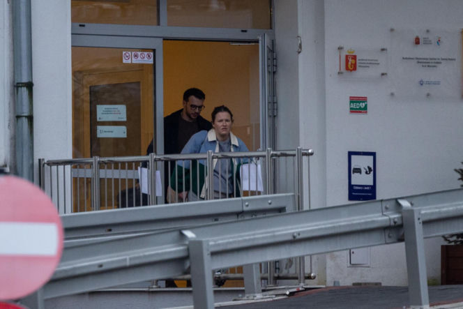 Olga Frycz wychodzi z dzieckiem ze szpitala