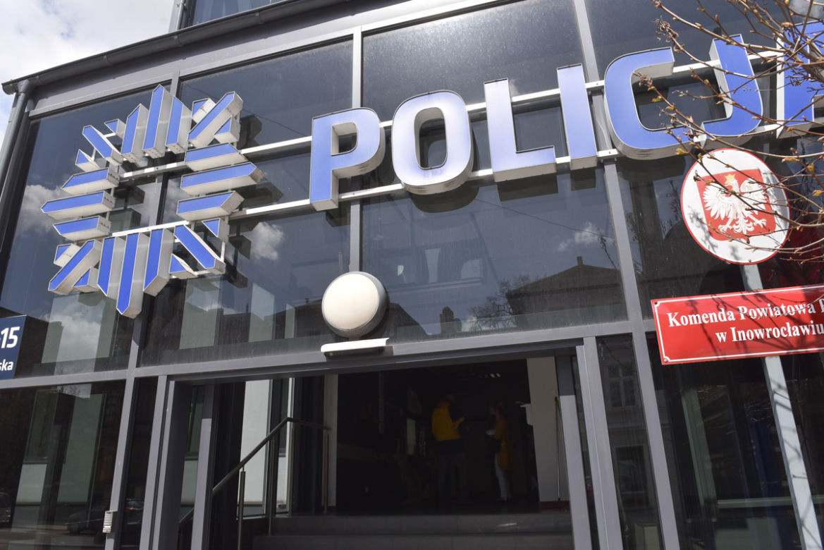 Podpalona komenda policji w Inowrocławiu. Adam R. chciał zdobyć żółte papiery?
