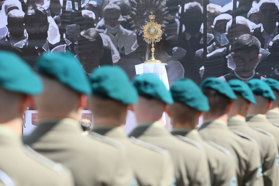 Centralna procesja Bożego Ciała w Warszawie. Ołtarze nawiązywały do wojny
