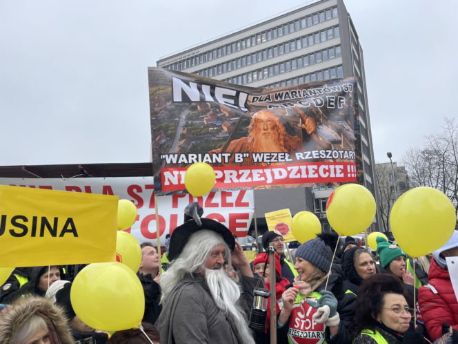 Protest ws. wariantów S7 przed siedzibą oddziału GDDKIA w Krakowie