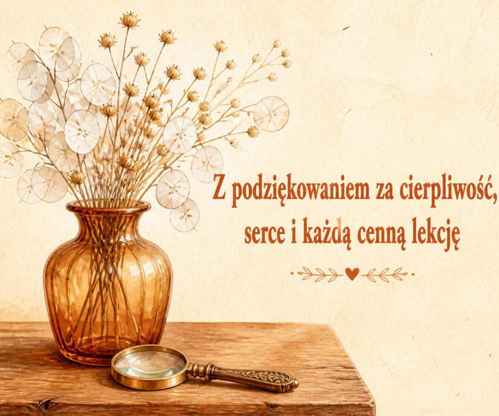 Bukiet suszonych kwiatów w wazonie i lupa na stole. O życzeniach dla emerytowanych nauczycieli przeczytasz w VOX FM.