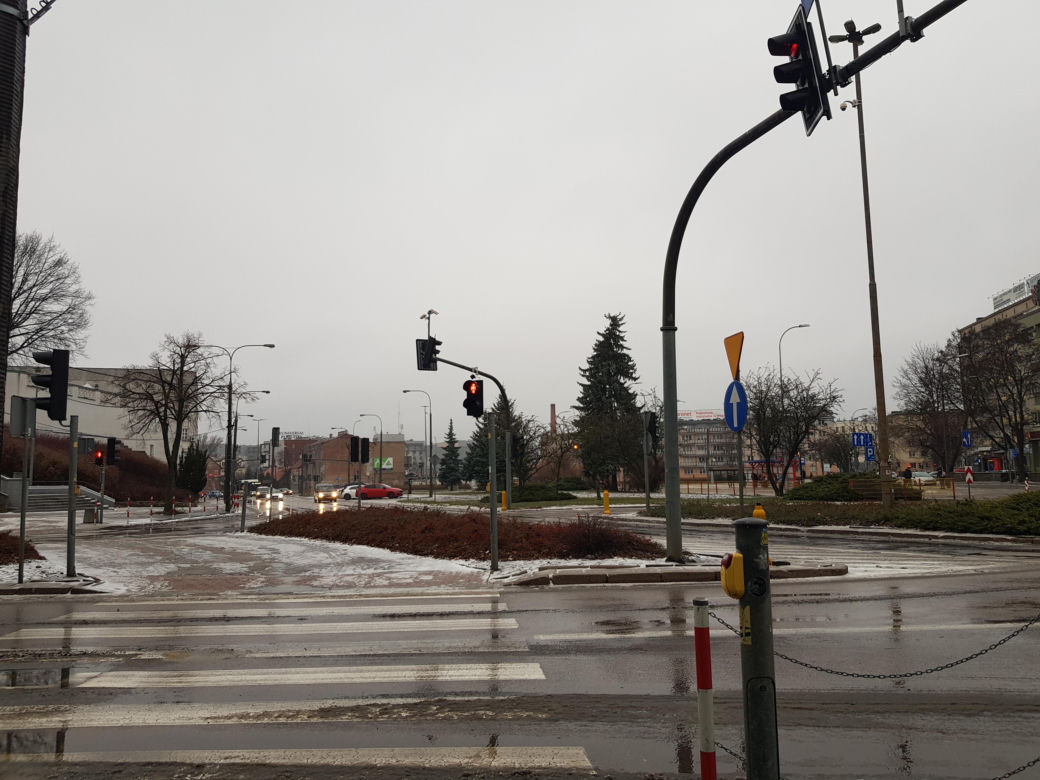 Gołoledź, marznące opady i oblodzone chodniki. Tak wyglądał poranek na drogach w Białymstoku
