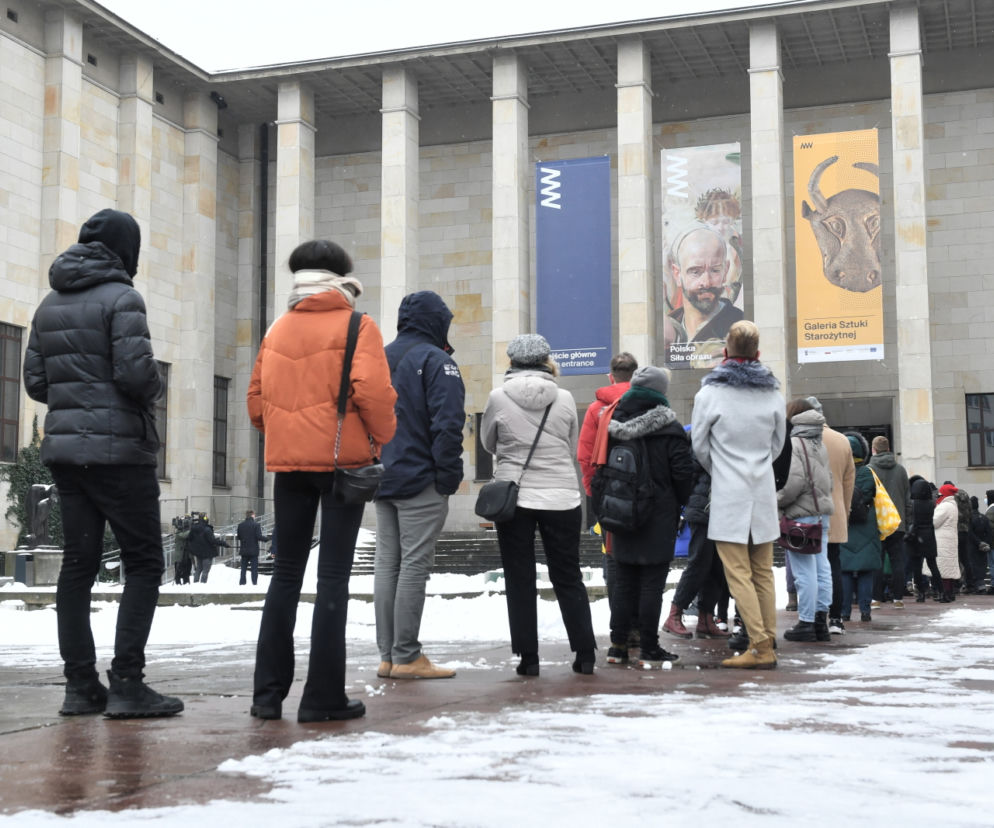 Gigantyczna kolejka do Muzeum Narodowego w Warszawie