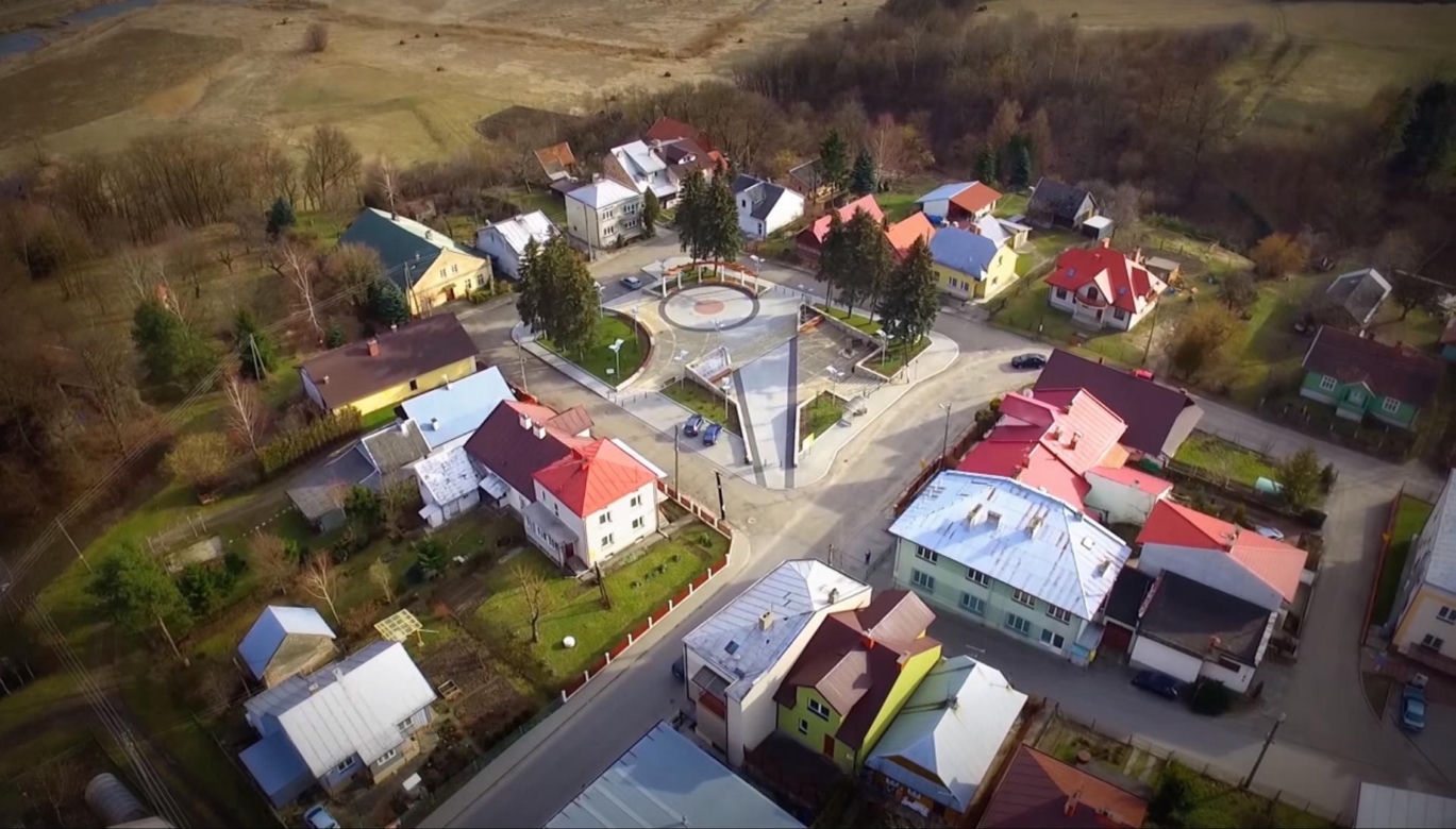 Dębowiec. Uzyskał lokację miejską przed 1349 rokiem, zdegradowany w 1896 roku.