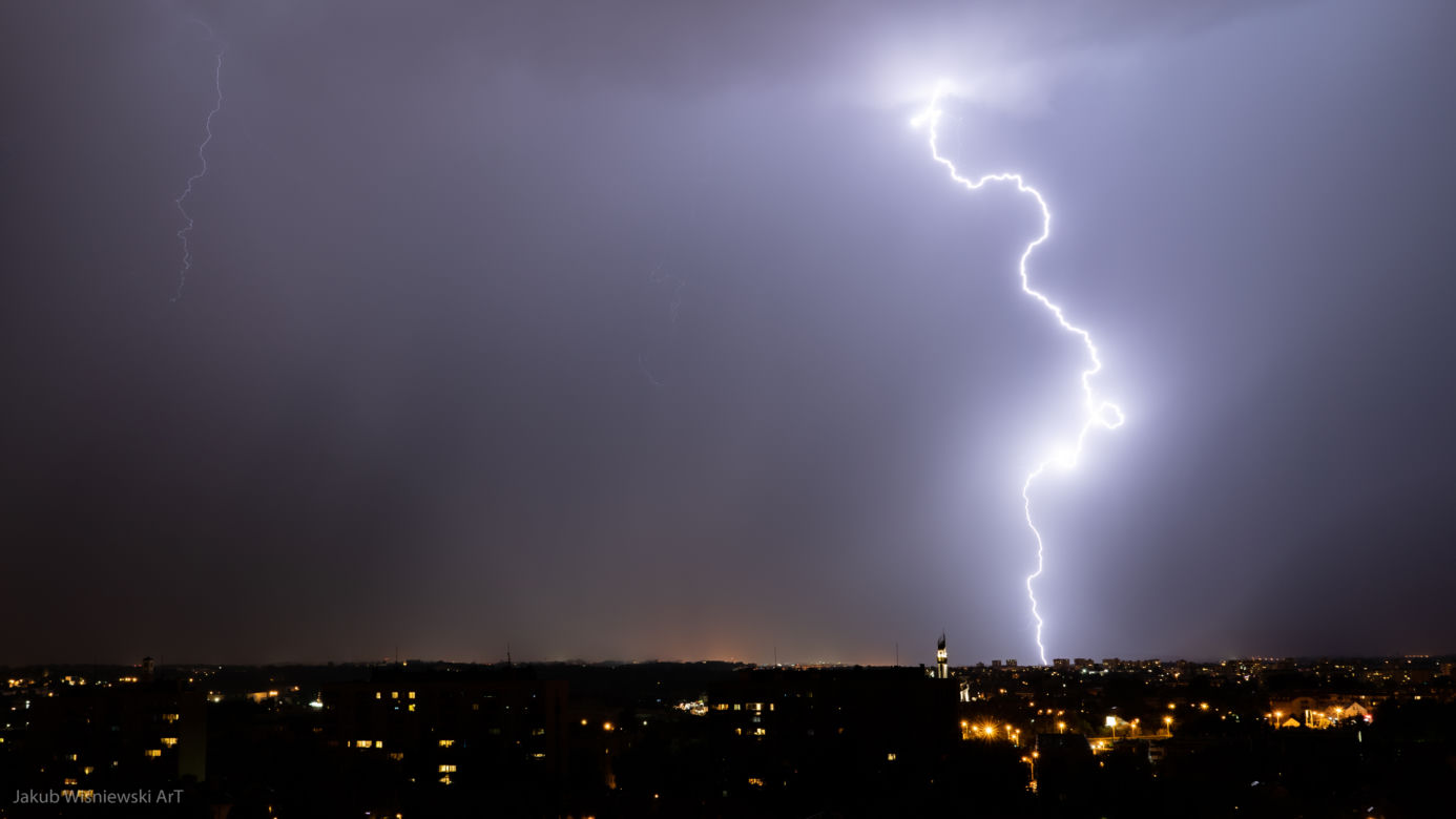 Spektakularne wyładowania nad Krakowem. To nie jest fotomontaż!