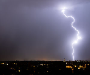 Spektakularne wyładowania nad Krakowem. To nie jest fotomontaż!