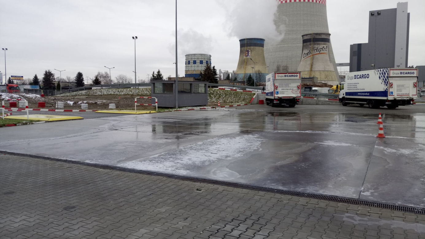 Na drogach ślisko. Jest więcej wypadków. Jak temu zapobiec?