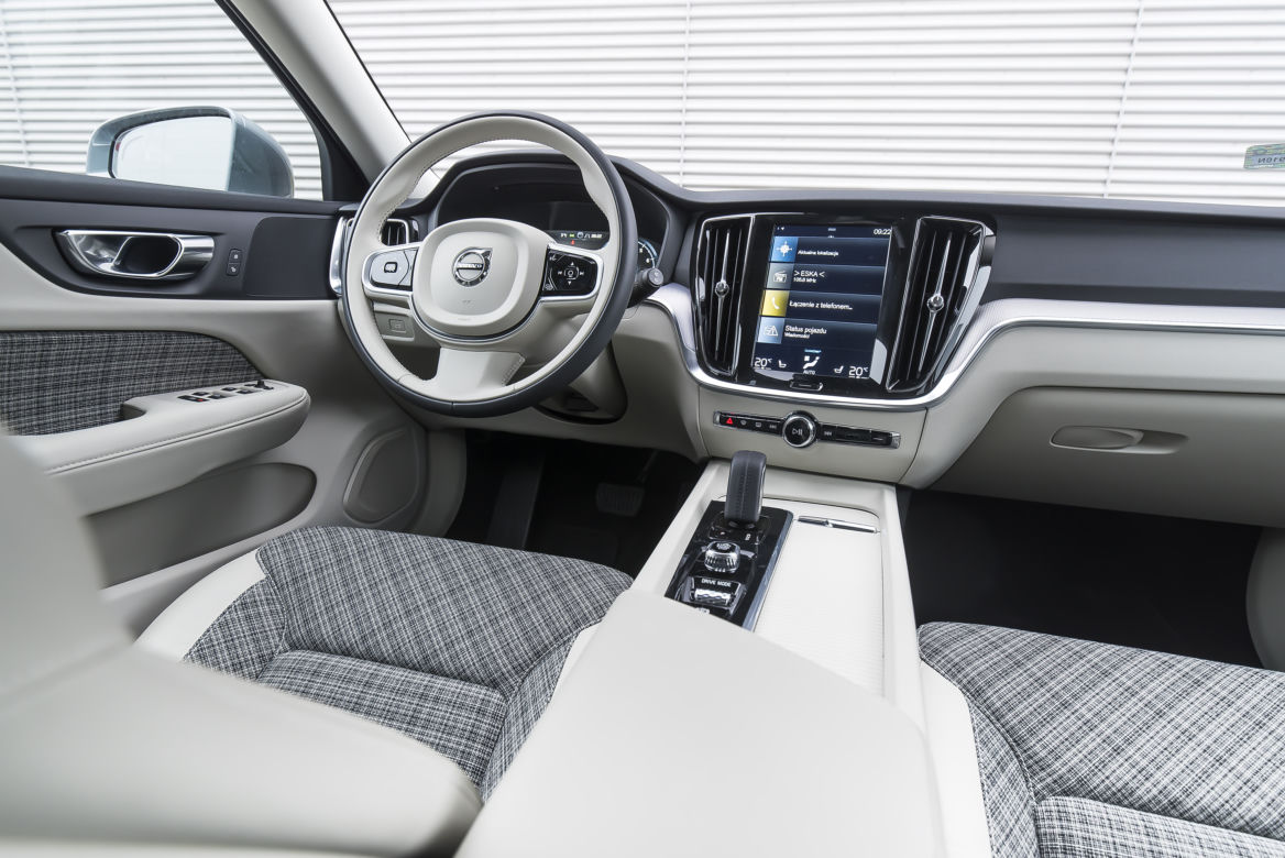 Volvo V60 Momentum Pro B4 FWD AT8