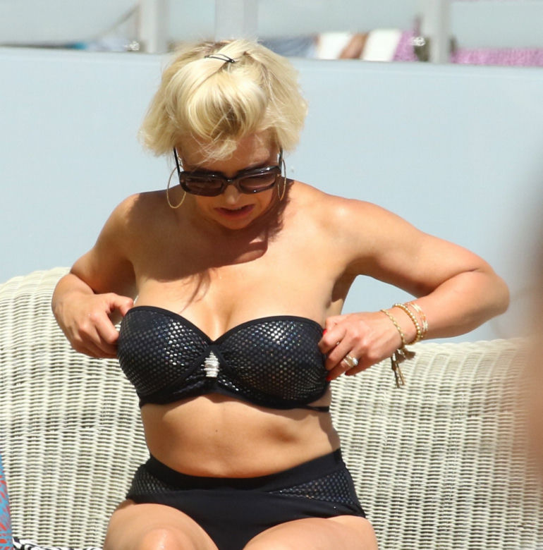 Joanna Racewicz  całuje się na plaży
