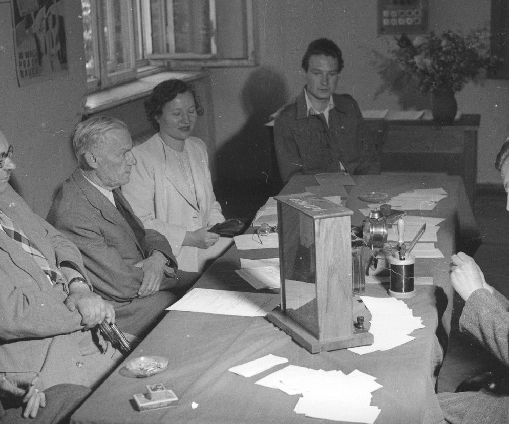 Egzamin dojrzałości w czasach PRL. Nauczyciele pili kawę, a zadania pisano na tablicy