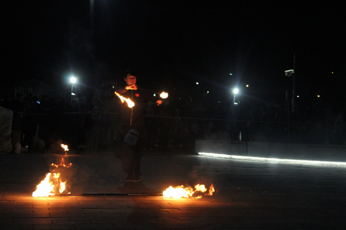 WOŚP 2023 w Krakowie: Fire Show w Nowej Hucie w wykonaniu grupy Spontan Fire