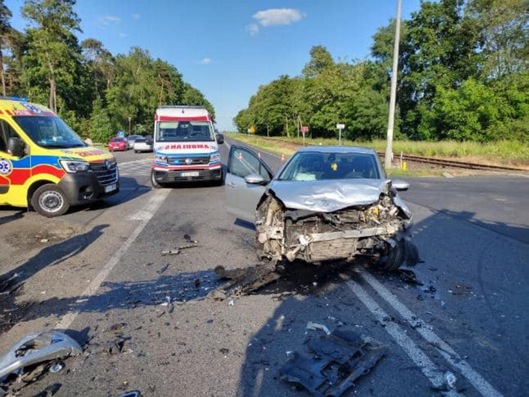Fatalny wypadek pod Lesznem! Trzy osoby ranne. Śmigłowiec zabrał 42-latka [ZDJĘCIA]