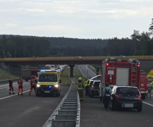 Zderzenie trzech aut na S7 pod Rychnowem. Na miejsce wezwano śmigłowiec LPR