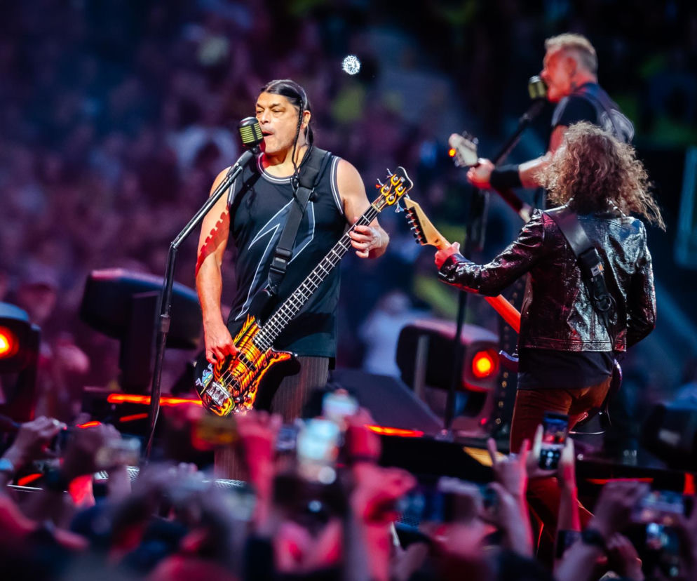 Robert Trujillo gra na basie podczas koncertu Metalliki. O jego ulubionym utworze przeczytasz na EskaRock.