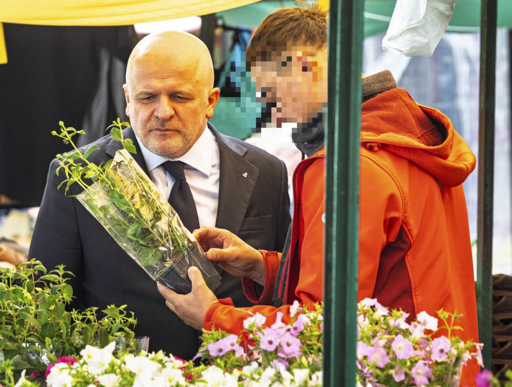 Paweł Kowal na bazarze