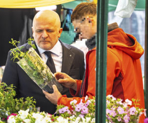 Paweł Kowal na bazarze