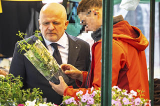 Paweł Kowal na bazarze