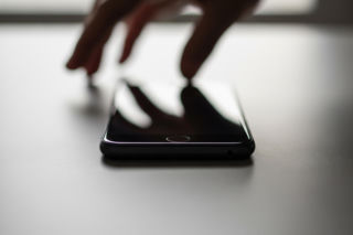 Podstępny telefon. Jak 77-latek z Pomorza przechytrzył oszusta?