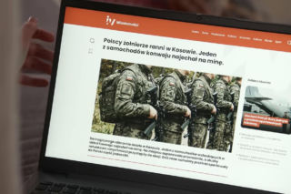 Pierwsza miłość po wakacjach. Kamil Biały (Igor Paszczyk) ranny na misji w Kosowie