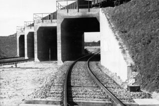 Prowizorki zawsze żyją najdłużej. Ten tymczasowy dworzec kolejowy istniał niemal 100 lat. Warszawa Zachodnia, węzeł gordyjski i zmora pasażerów przed przebudową