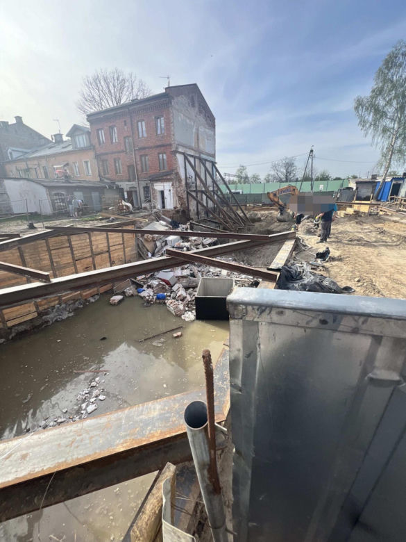 Katastrofa budowlana w Wołominie. Runęła część kamienicy. Koparka pod gruzami!